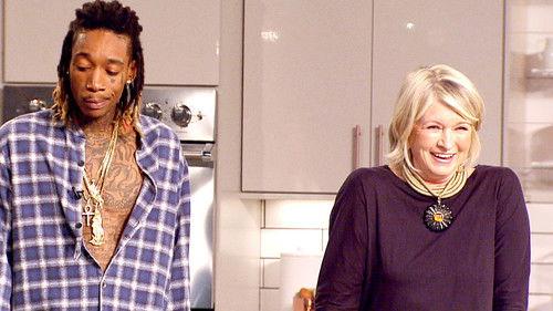 Martha & Snoop's Potluck Dinner Party Season 1 Episode 1 - Putting The Pot In Potluck