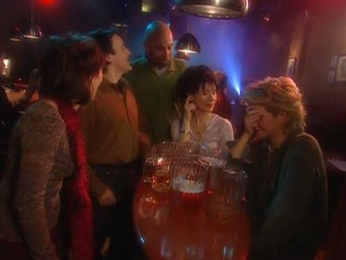 Un gars, une fille Season 6 Episode 21 - Au lit 15 - Les courses de chevaux - Le bar gai