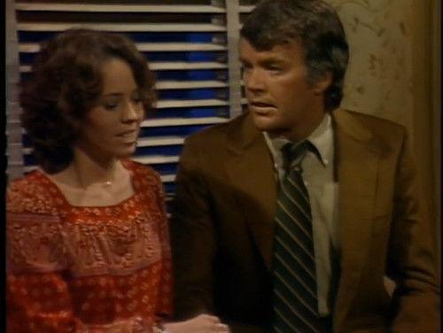 One Day at a Time Season 3 Episode 4 - The Older Man (4)