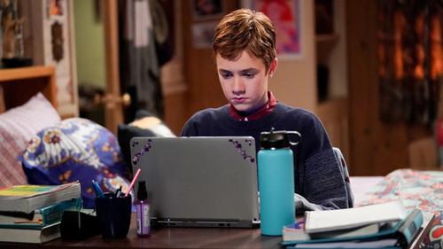 The Conners Season 4 Episode 10 - Spills, Pills and The Midnight Lasagna