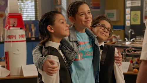 Stuck in the Middle Season 3 Episode 7 - Stuck With Horrible Helpers