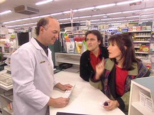 Un gars, une fille Season 2 Episode 10 - À la pharmacie 1 - Au salon funéraire - En train