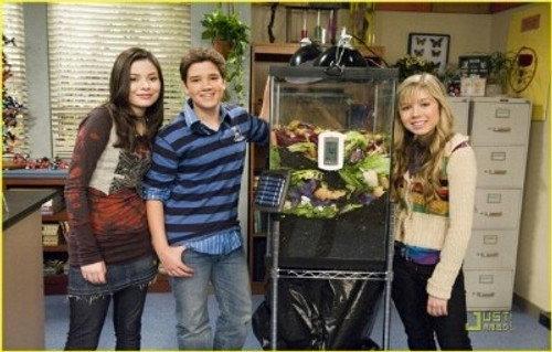 iCarly Season 2 Episode 17 - iGo Nuclear