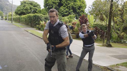 Hawaii Five-0 Season 8 Episode 1 - Aʻole e ʻolelo mai ana ke ahi ua ana ia (Fire Will Never Say That It Has Had Enough)