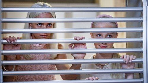 Solsidan Season 8 Episode 1 - Skyddsrummet