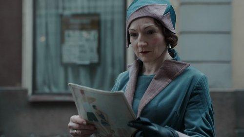 Emily. Queen of the Press Season 1 Episode 2 - Heir