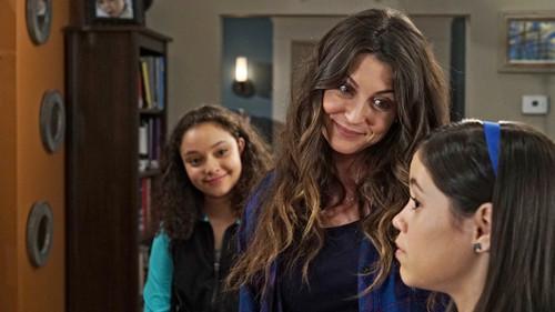 Stuck in the Middle Season 1 Episode 17 - Stuck in the Diaz of Our Lives