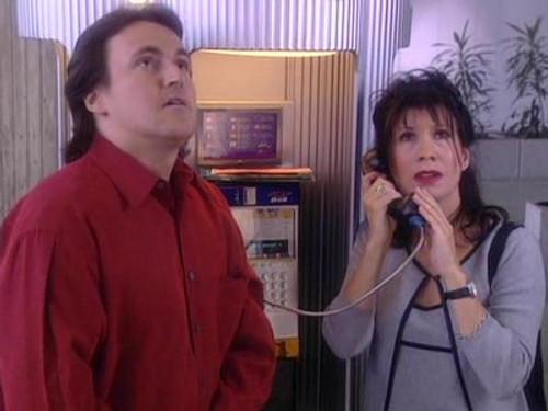 Un gars, une fille Season 4 Episode 5 - Le psy au resto - À l'aéroport - En avion