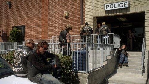 undefined Season 2 Episode 13 - Na Trioblóidí