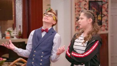 Una familia de diez Season 9 Episode 13 - Fue en un cabaret donde me encontré chafeando
