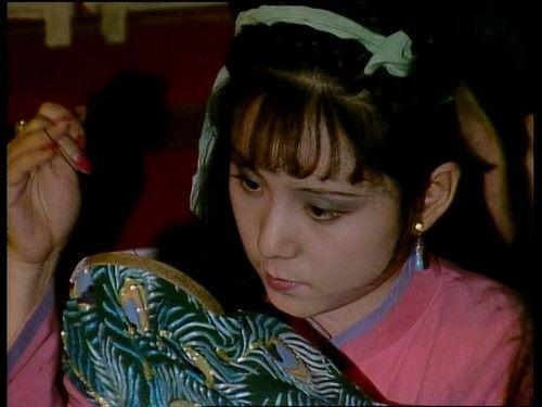 Dream in Red Mansions Season 1 Episode 20 - Plucky Qingwen Mends a Peacock-Feather Cape in Bed