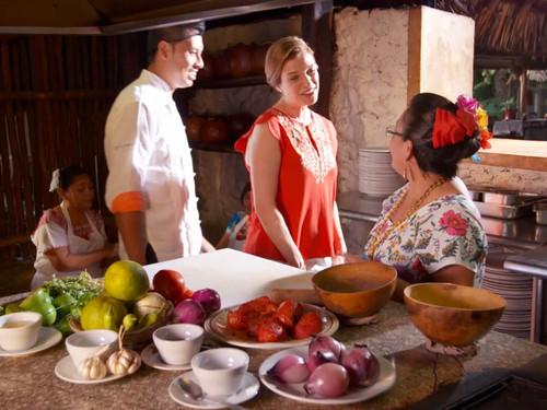 Pati's Mexican Table Season 5 Episode 7 - Izamal: Gold & God
