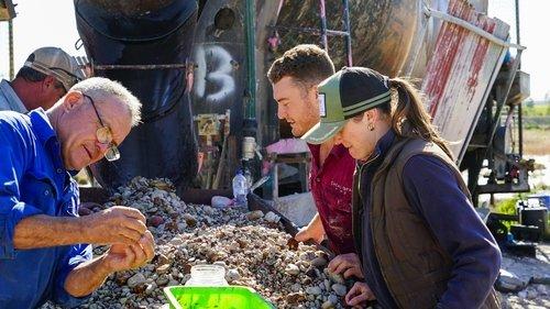 Outback Opal Hunters Season 13 Episode 7 - Unidentified Fluorescing Opal