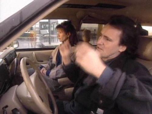 Un gars, une fille Season 2 Episode 12 - Le cours de danse - Chez le psy 4 - À la douane