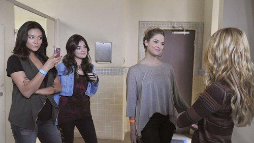 Pretty Little Liars Season 2 Episode 19 - The Naked Truth