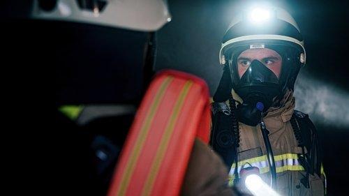 Feuer & Flamme Season 10 Episode 1 - Garage fire escalates in a residential area