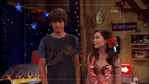 iCarly Season 2 Episode 1 - iSaw Him First