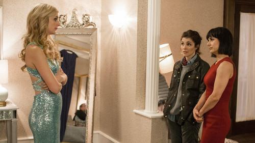 UnREAL Season 3 Episode 1 - Oath