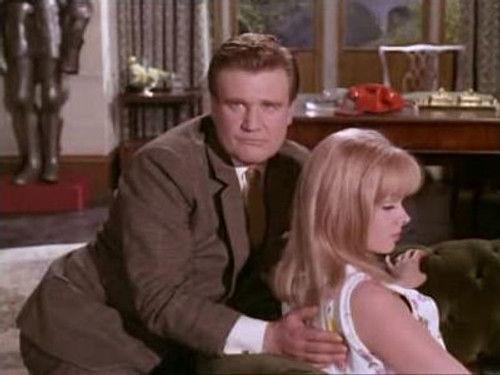 Man in a Suitcase Season 1 Episode 8 - Essay in Evil