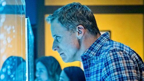 Resident Alien Season 1 Episode 7 - The Green Glow