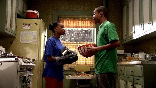 Everybody Hates Chris Season 4 Episode 8 - Everybody Hates Big Bird