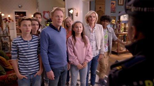 Hunter Street Season 2 Episode 1 - The Package