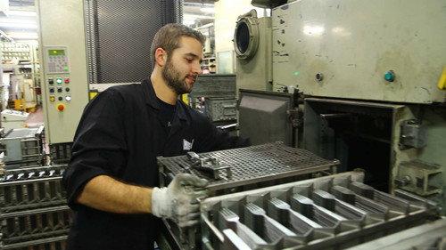 How Do They Do It? Season 13 Episode 11 - Snails, Cutlery, Fishing Kayaks