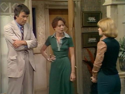 One Day at a Time Season 3 Episode 2 - The Older Man (2)