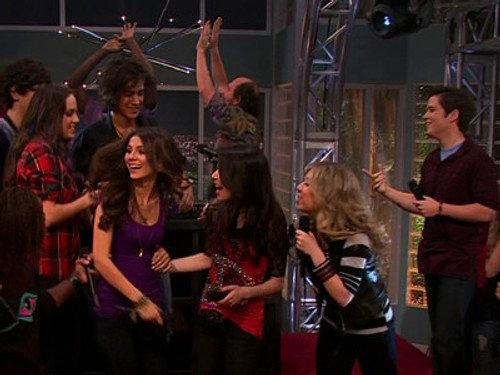 iCarly Season 4 Episode 11 - iParty With Victorious (1)