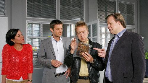 Die Rosenheim-Cops Season 12 Episode 6 - Der Tote in der Glasvitrine