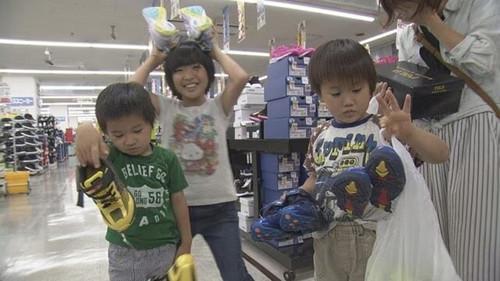 Document 72 Hours Season 10 Episode 21 - Walking Through Kobe's Bargain Shoe Store