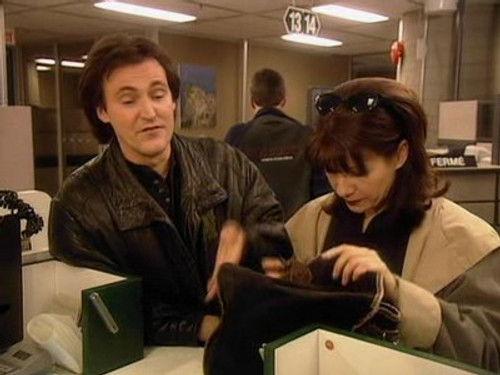 Un gars, une fille Season 2 Episode 21 - La file d'attente - Chez le psy 6 - Devant la télé