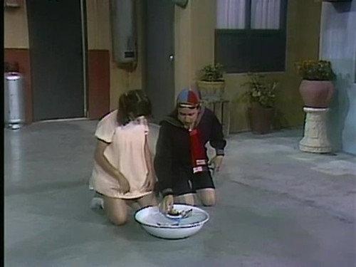 El Chavo del Ocho Season 1 Episode 25 - La Viejita / Por Jugar con el Agua