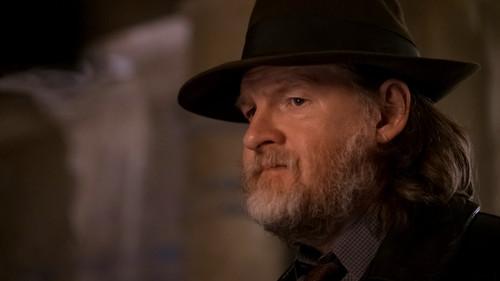 Gotham Season 5 Episode 5 - Legend of Dark Knight: Pena Dura