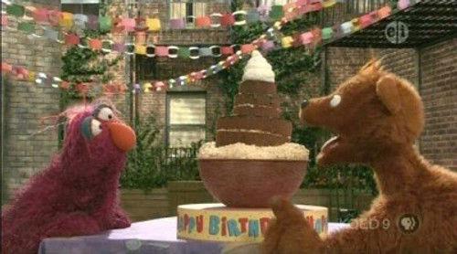 Sesame Street Season 39 Episode 10 - Curly Bear Chases Birthday Cake