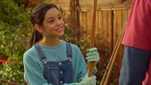 Stuck in the Middle Season 3 Episode 5 - Stuck with Harley's Bethany