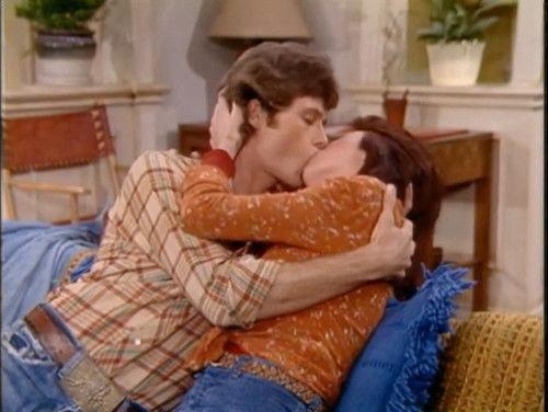 One Day at a Time Season 2 Episode 1 - The Runaways (1)