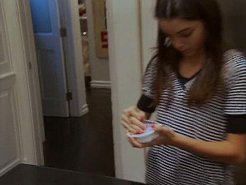 Keeping Up with the Kardashians Season 2 Episode 11 - Junk in the Trunk