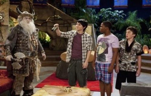Pair of Kings Season 1 Episode 16 - Brady Battles Boo-mer