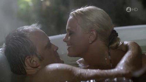 Solsidan Season 2 Episode 8 - Fredde och Mickan åker på slottsweekend