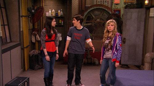 iCarly Season 3 Episode 7 - iMove Out