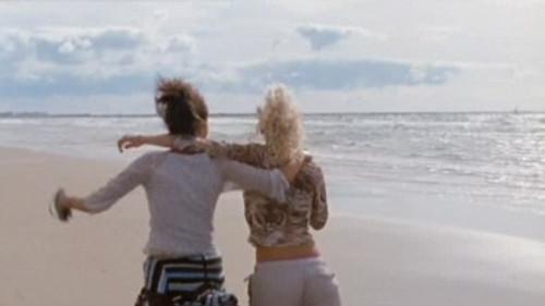 Dunya & Desie Season 3 Episode 4 - Bed- en badgasten