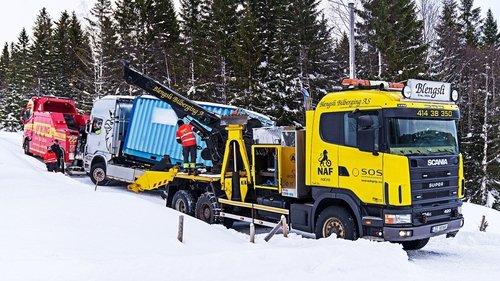 Ice Road Rescue Season 6 Episode 5 - Pressure Pile-Up