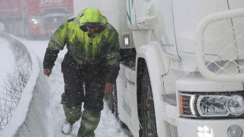 Ice Road Rescue Season 4 Episode 3 - Chains Of Chaos