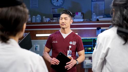 Chicago Med Season 6 Episode 14 - A Red Pill, a Blue Pill