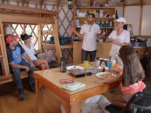 De viaje con los Derbez Season 2 Episode 1 - Episode 1