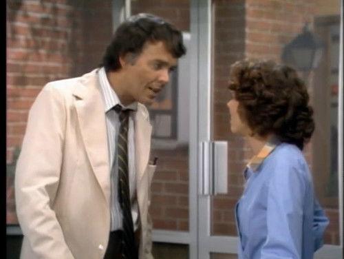 One Day at a Time Season 3 Episode 1 - The Older Man (1)