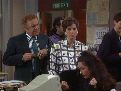 Drop the Dead Donkey Season 4 Episode 3 - The Day of The Mum