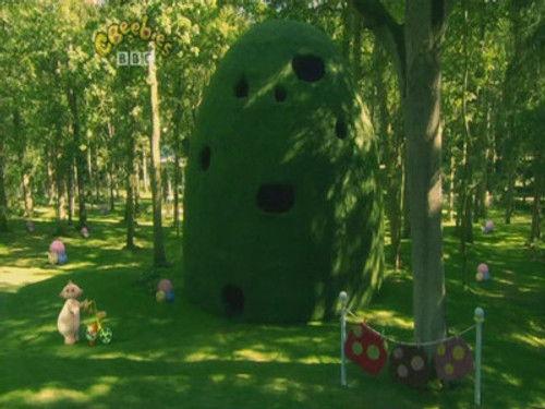 In the Night Garden Season 1 Episode 72 - Tombliboo Ooo Brings The Ball Indoors