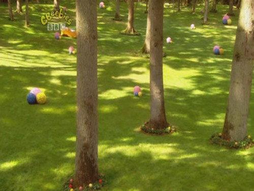 In the Night Garden Season 1 Episode 26 - Igglepiggle Looks For Upsy Daisy and Follows Her Bed